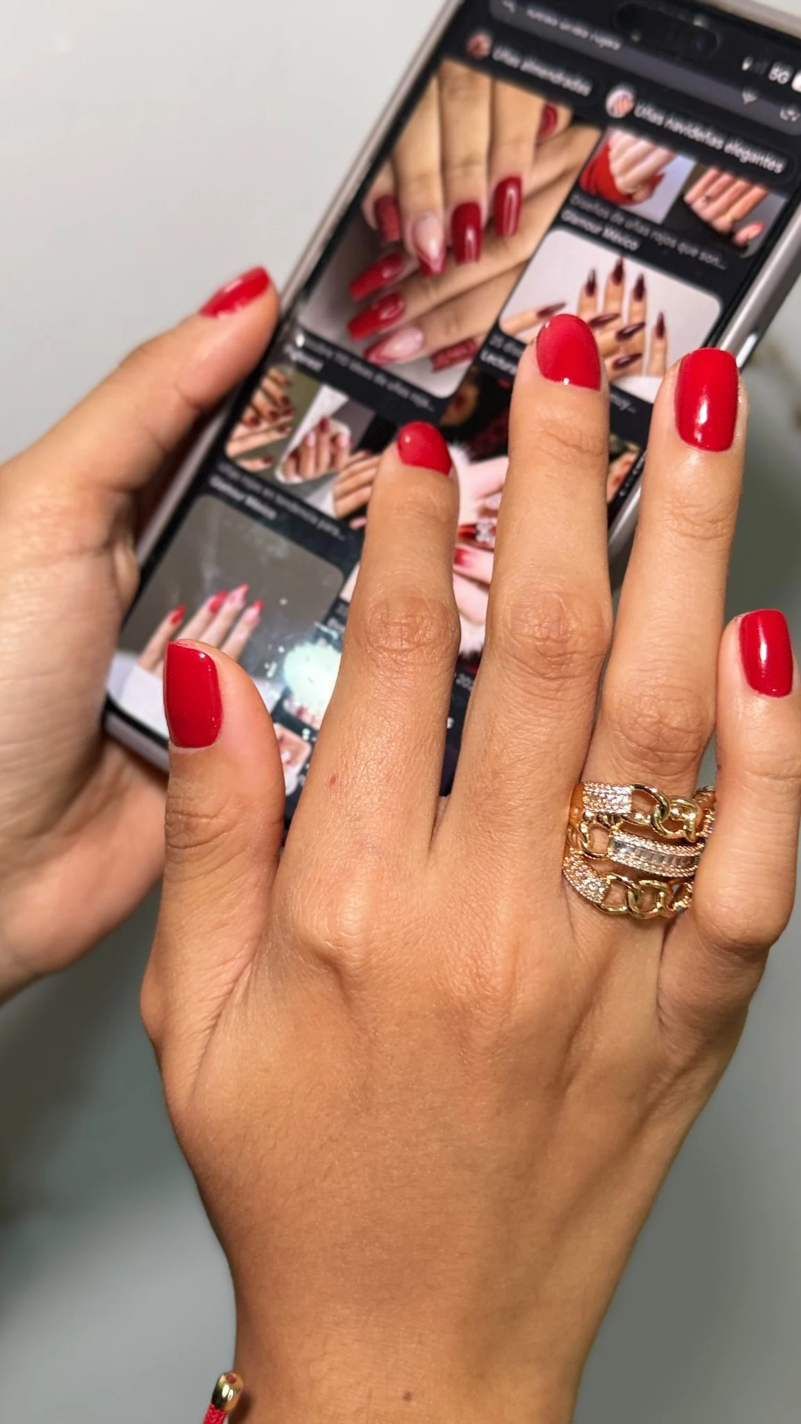 Manicure rojo clásico con esmalte brillante realizado en Almívar